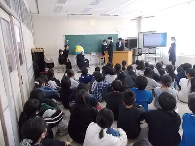 大会議室での学校紹介（生徒会執行部）